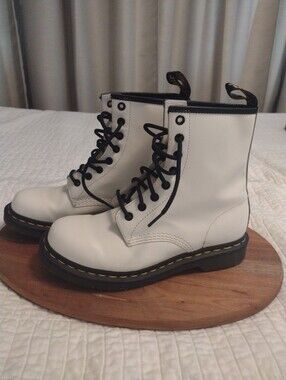 Dr Doc Martens 1460 Womens 8 Airwair White Gen Leather Vintage Style Combat Boot